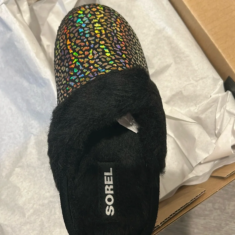 SOREL Youth Nakiska Slide II in Black and gold